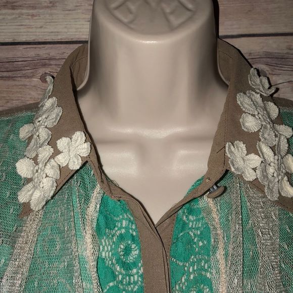 Ryu Sheer Lace Flower 🌸 Top Size Medium - Picture 3 of 4